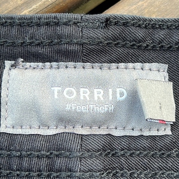 Torrid Feel the Fit Cropped Pants - Picture 2 of 14